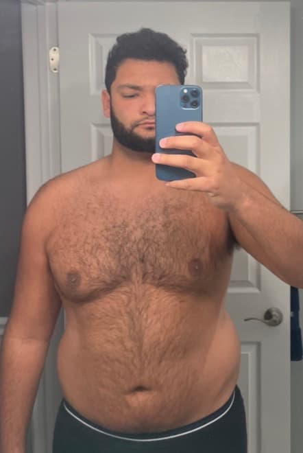 Omar in late 2021, at 270 lbs — a phone photo in a bathroom mirror